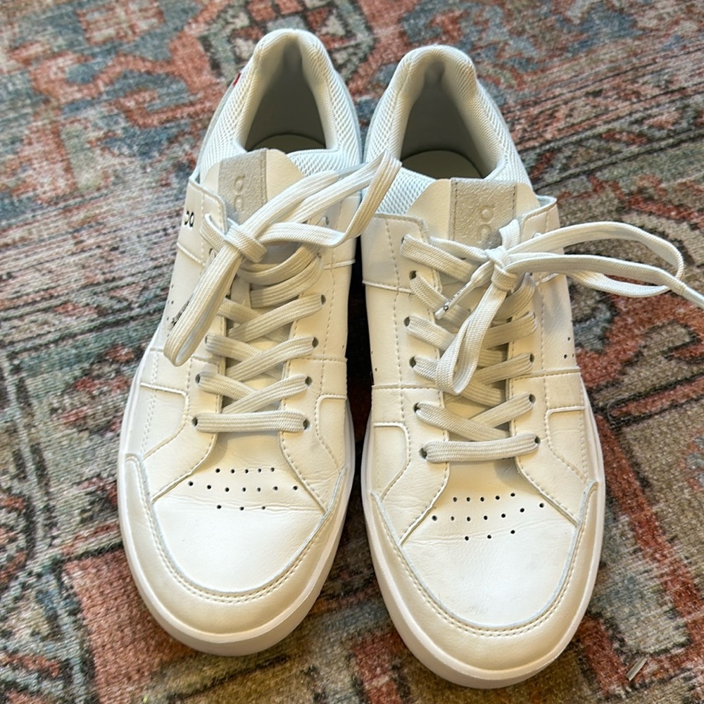 On Roger Clubhouse Sneaker